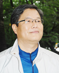 신기용 문학평론가