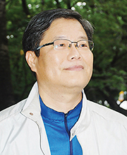 신기용(문학평론가)