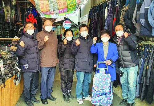 “상인 여러분, 힘내세요!” 코로나 극복 설맞이 전통시장 장보기 행사 2