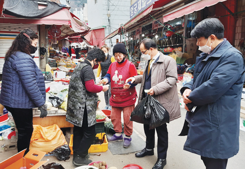 “상인 여러분, 힘내세요!” 코로나 극복 설맞이 전통시장 장보기 행사 3