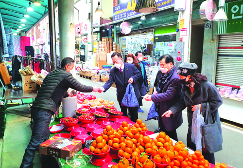 “상인 여러분, 힘내세요!” 코로나 극복 설맞이 전통시장 장보기 행사 4