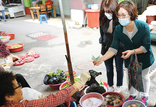 “상인 여러분, 힘내세요!” 코로나 극복 설맞이 전통시장 장보기 행사5