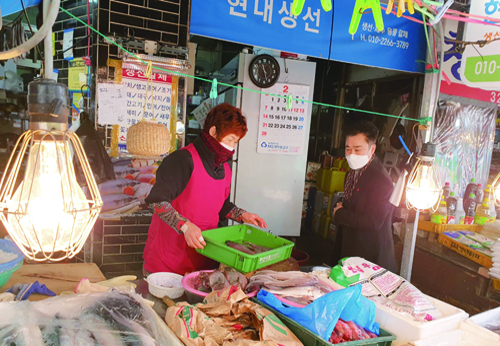 “상인 여러분, 힘내세요!” 코로나 극복 설맞이 전통시장 장보기 행사 6