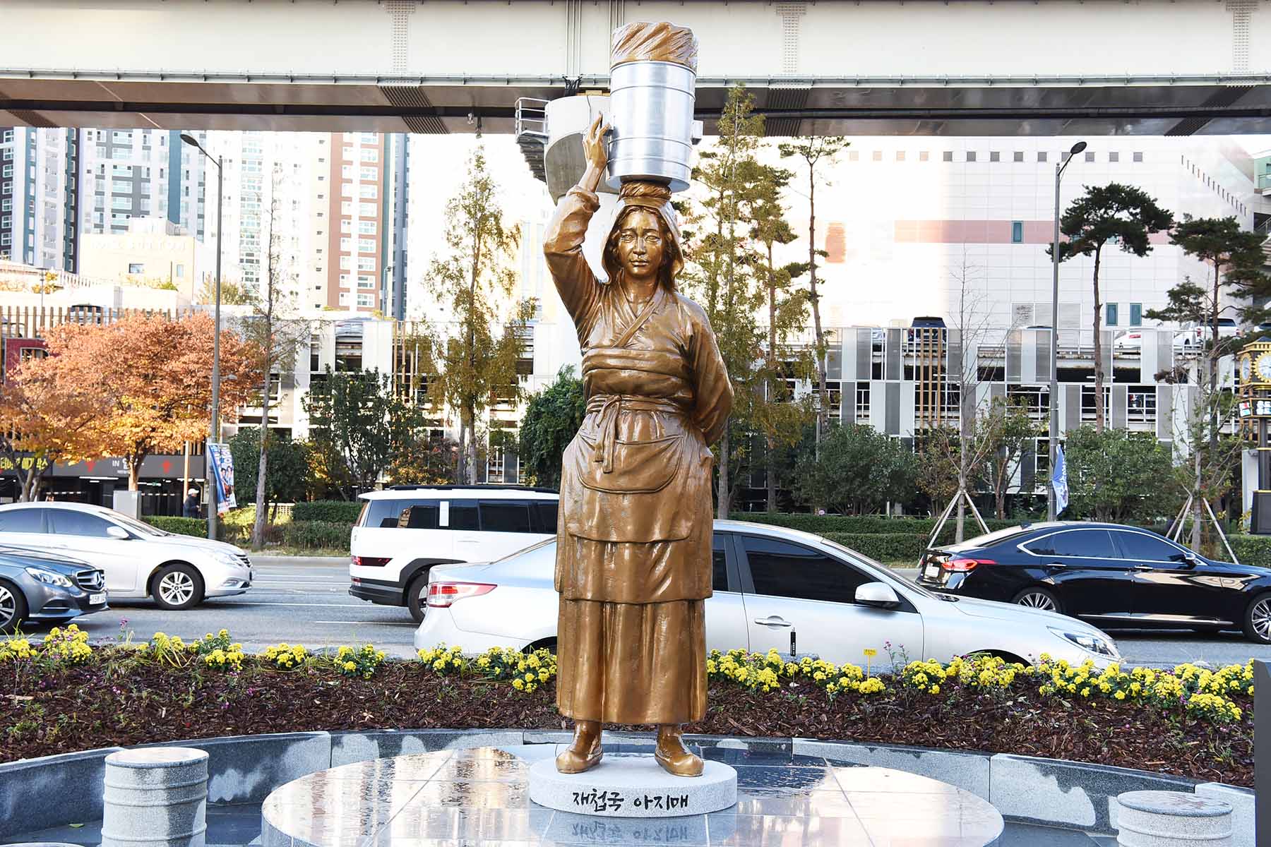 재첩국 아지매 조형물 제막 1