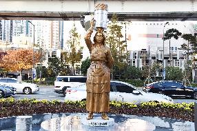 재첩국 아지매 조형물 제막