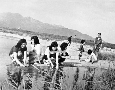 낙동강에서빨래하는아낙들(1970년대)