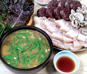 Hapcheon Ilyu Dwaejigukbap (Pork Soup with Rice)