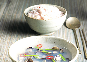 삼락재첩거리 부산사람이라면 뽀얀 국물에서 우러나오는 재첩국 한 그릇의 그 진한 맛을 잊지 못한다.
낙동강 인근이 개발되면서 채취되는 재첩이 줄어들어 지금은 그 명성을 잃어가고도 있지만 30년 동안 삼락동